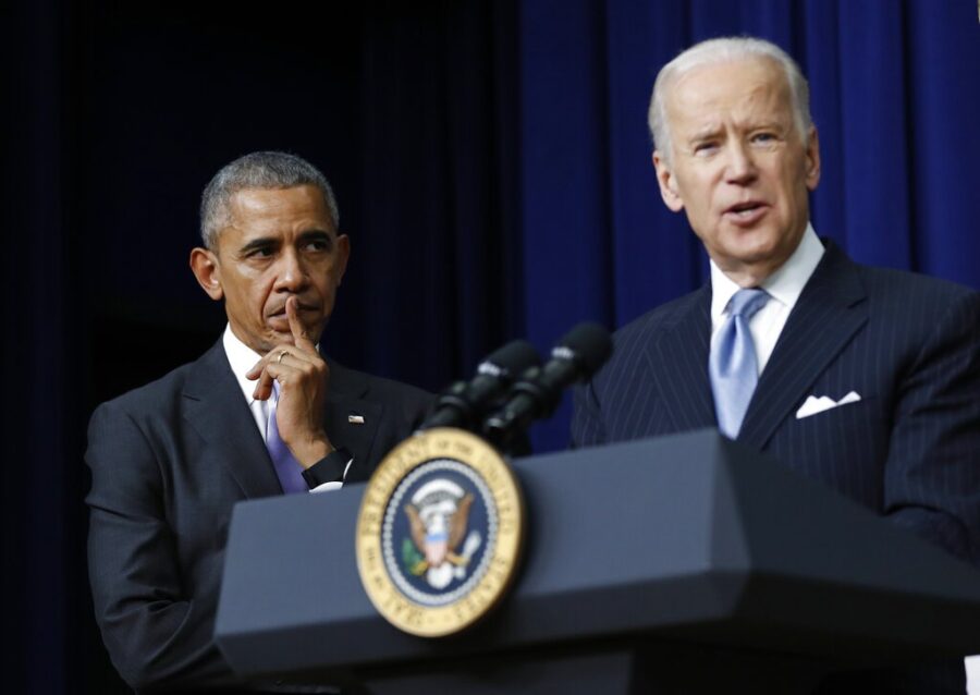 Joe Biden y Barack Obama, dos presidentes estadounidenses que han sacado a Cuba de la lista de países patrocinadores del terrorismo / Imagen: AP