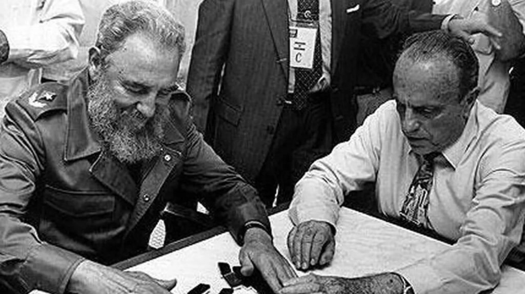 Fidel Castro jugando dominó con Manuel Fraga durante su visita a Galicia / Imagen: La Voz de Galicia