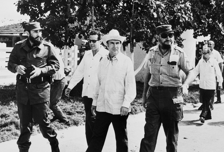 Fidel Castro (izq) y François Mitterrand (ctro) ( Imagen: AFP