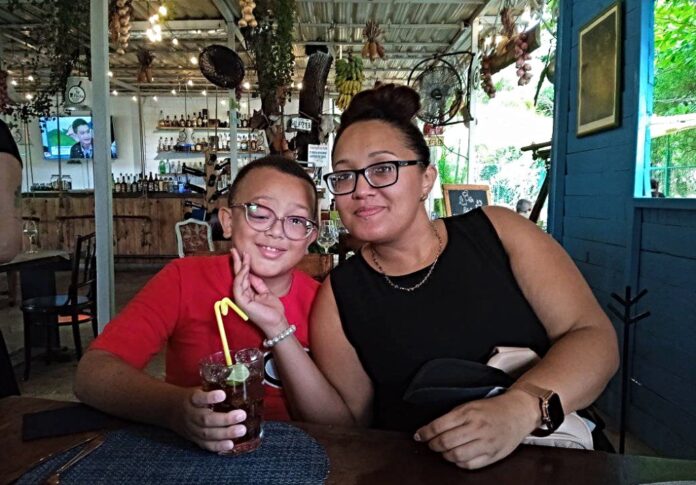 Damir junto a su madre antes de ser hospitalizado