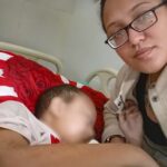 El niño junto a su madre después de ser trasladado a Estados Unidos