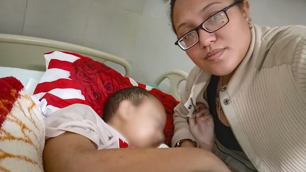 Damir junto a su madre después de ser trasladado a Estados Unidos