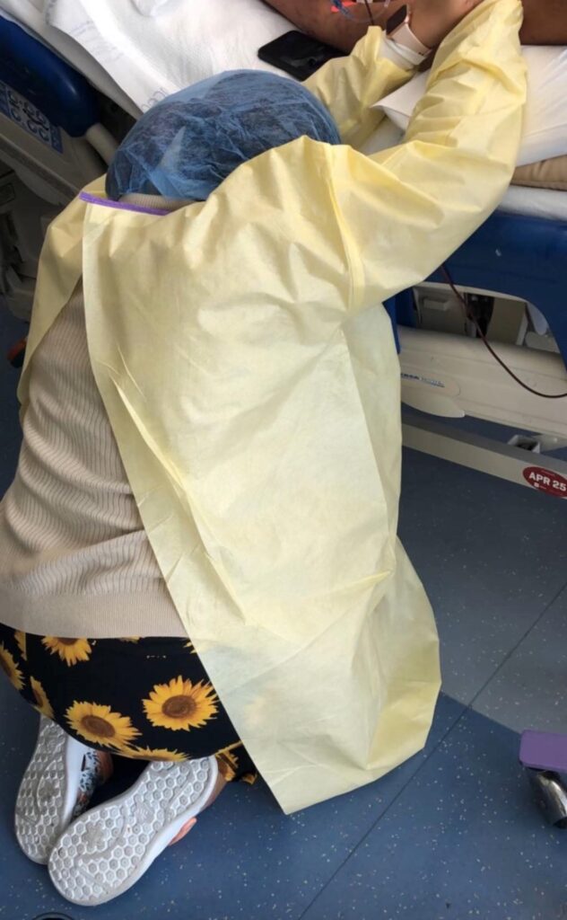 Eliannis Ramírez junto a la cama de su hijo