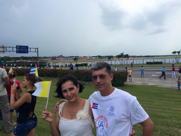 Domingo Noriega y su esposa en cuba por la visita Francisco / Foto de cortesía