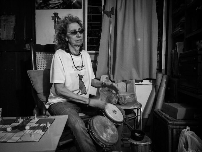 Silvana tocando el bongó; Santa Marta, Colombia