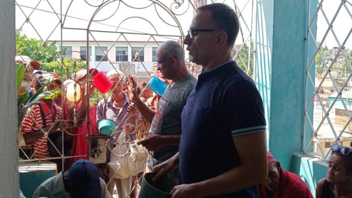 Ferrer reparte comida en su casa de Altamira / Foto: X