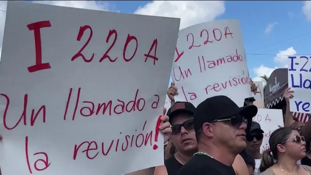 Cubanos con estatus I-220A reclaman su regularización / Foto tomada de Internet