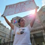 Anamely Ramos ante la embajada en W