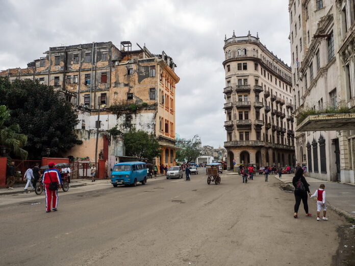 Calle Dragones, a la entrada al Barrio Chino de La Habana