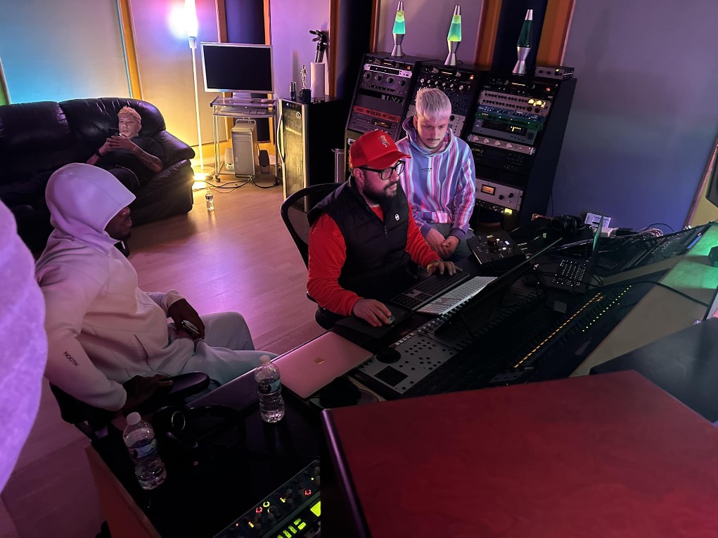 DJ Conds en su estudio