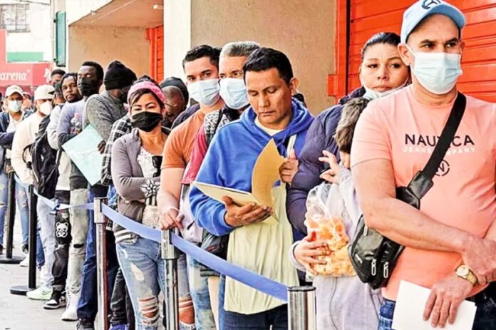 Migrantes cubanos, venezolanos y haitianos en las afueras de la COMAR en Iztapalapa