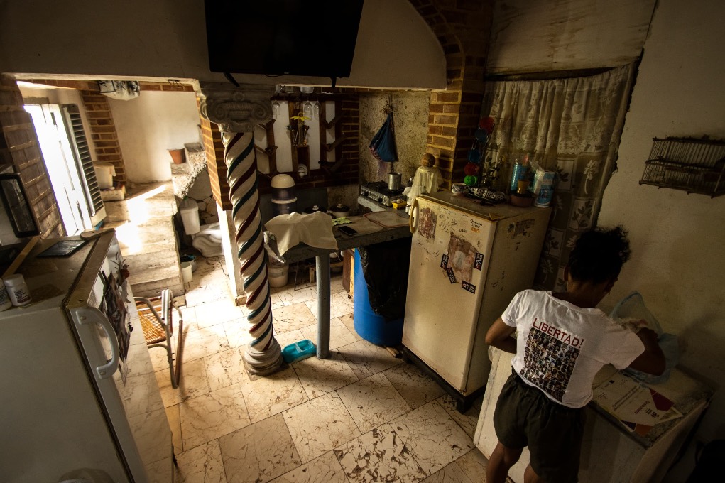 Yenisey Taboada Ortiz, en su casa; desde julio de 2021, su hijo Duannis es un preso político en Cuba.