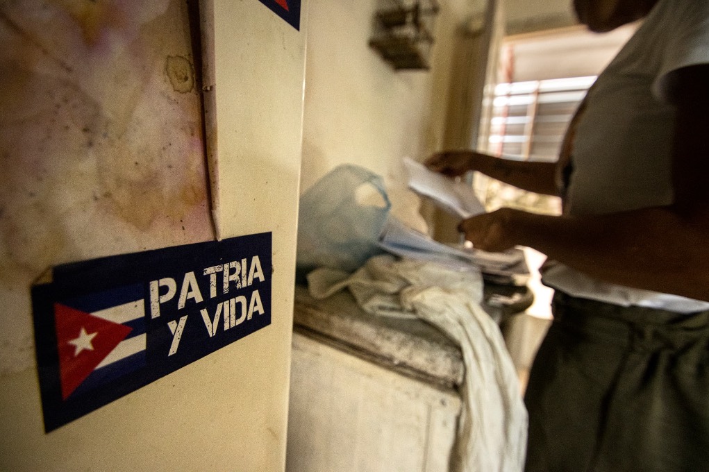 Yenisey Taboada Ortiz, en su casa; desde julio de 2021, su hijo Duannis es un preso político en Cuba.