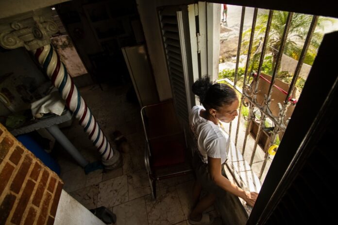 Yenisey Taboada Ortiz, en su casa; desde julio de 2021, su hijo Duannis es un preso político en Cuba.