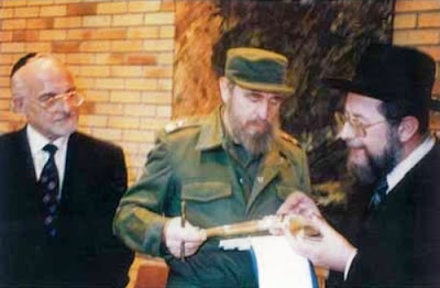 El Rabino Ashkenazí del Estado sionista, Israel Mier Lau, junto a Fidel Castro en 1994 / Foto: Wikipedia
