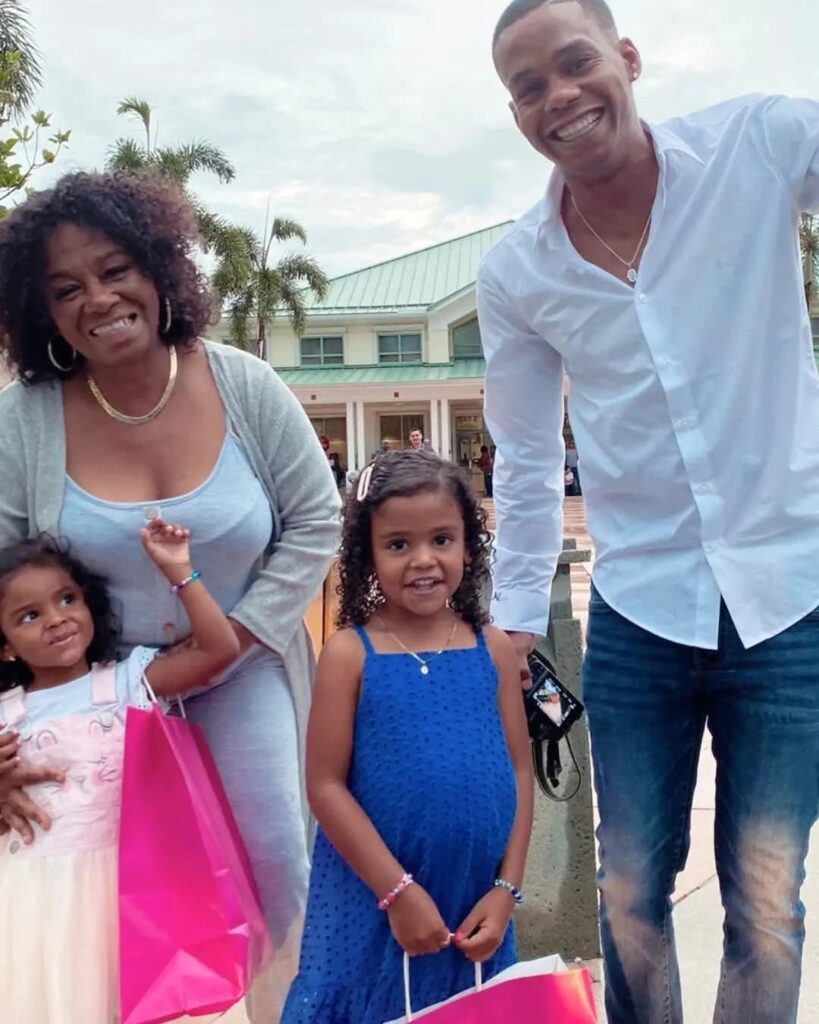 Yaquelín Boni con su hijo Alexander y sus nietas / Foto de cortesía