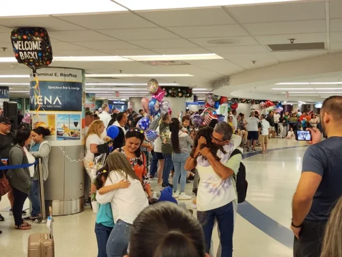 Reencuentro familiar en el aeropuerto de Miami / Leonardo Morales- DLA