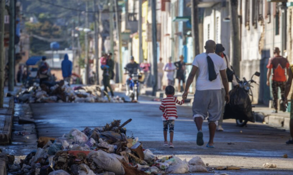 La basura inunda las calles de Matanzas / Foto" Periódico Girón