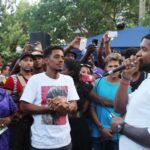 Usher de visita en una peña junto al dúo