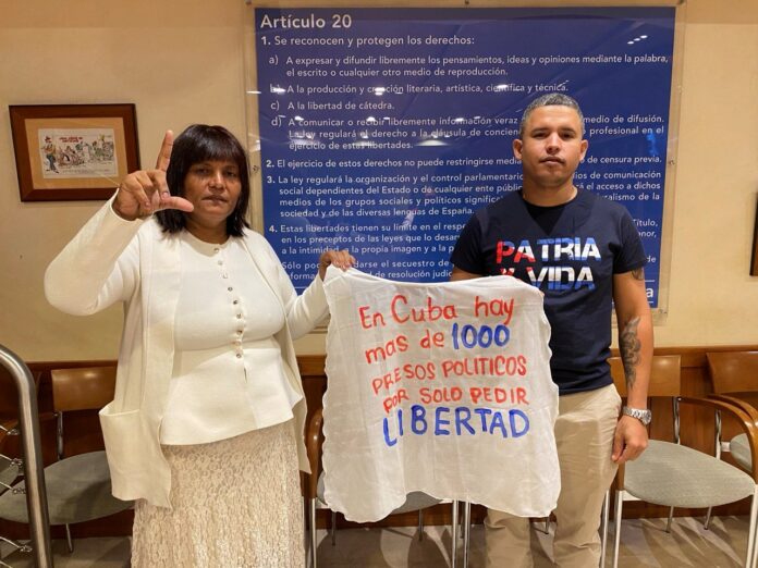 Robles junto a su madre, pilar en la lucha por su liberación. Foto: Yunior García Aguilera-Facebook