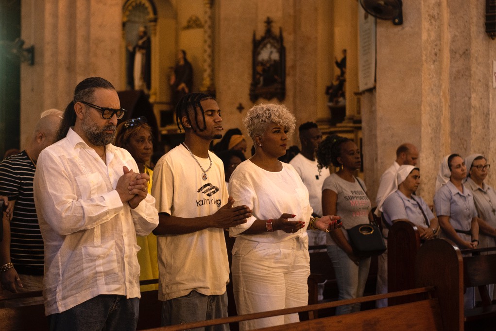 Los populares músicos cubanos Haila María Mompié y Alain Pérez asistieron a la misa para Celia Cruz en su centenario. Parroquia de Nuestra Señora de la Caridad del Cobre, en La Habana (21 de octubre de 2025) / Foto: Marcel Villa