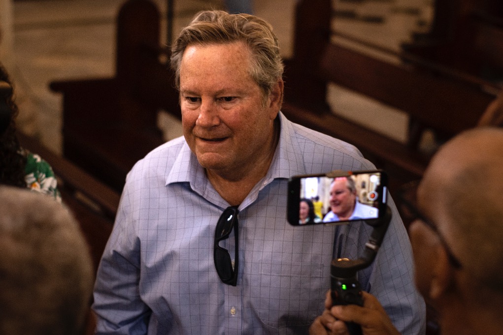 El jefe de misión en la Embajada de Estados Unidos en Cuba, Mike Hammer, acudió a la misa para Celia Cruz en su centenario. Parroquia de Nuestra Señora de la Caridad del Cobre, en La Habana (21 de octubre de 2025)