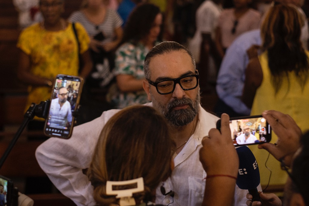 El músico cubano Alain Pérez en la misa para Celia Cruz en su centenario. Parroquia de Nuestra Señora de la Caridad del Cobre, en La Habana (21 de octubre de 2025)