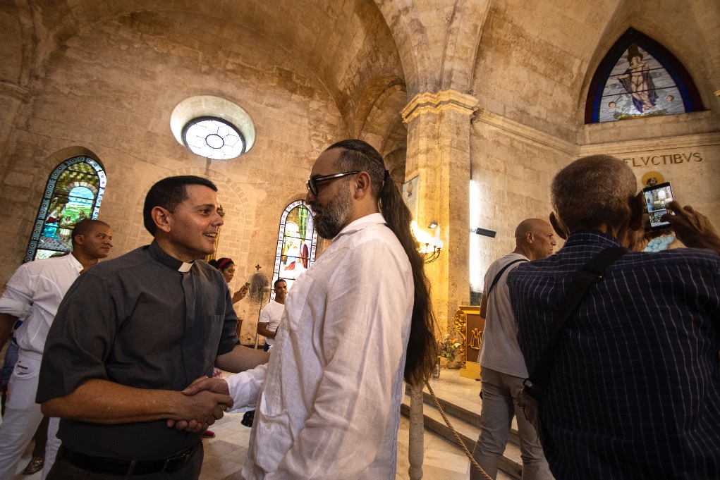 El músico cubano Alain Pérez en la misa para Celia Cruz en su centenario. Parroquia de Nuestra Señora de la Caridad del Cobre, en La Habana (21 de octubre de 2025)