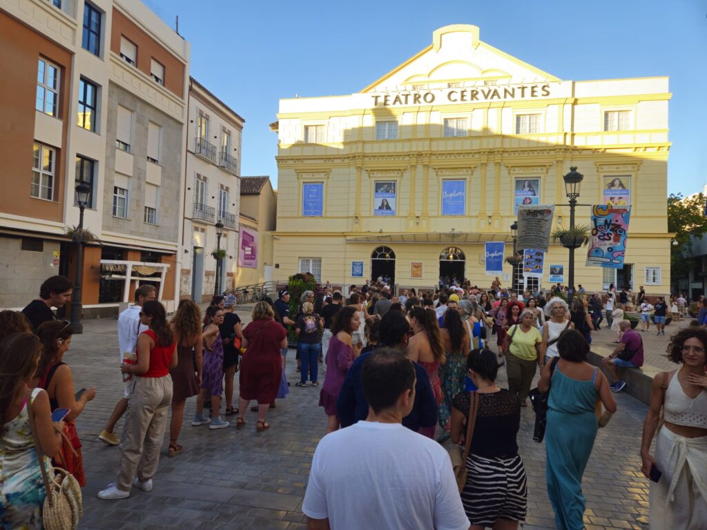 A la espera de entrar al teatro Cervantes en Málaga / Foto: cortesía de la autora