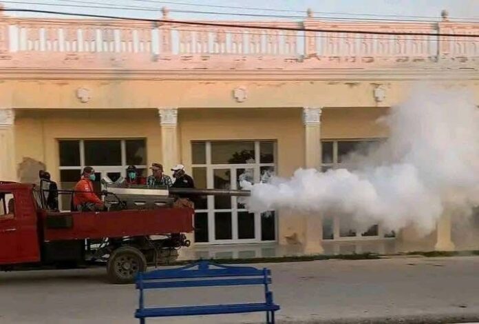 Fumigación en Sagua la Grande / Foto de cortesía