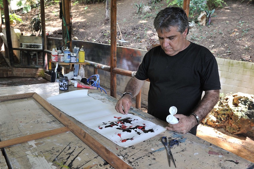 El excanciller cubano Roberto Robaina en su estudio de pintor