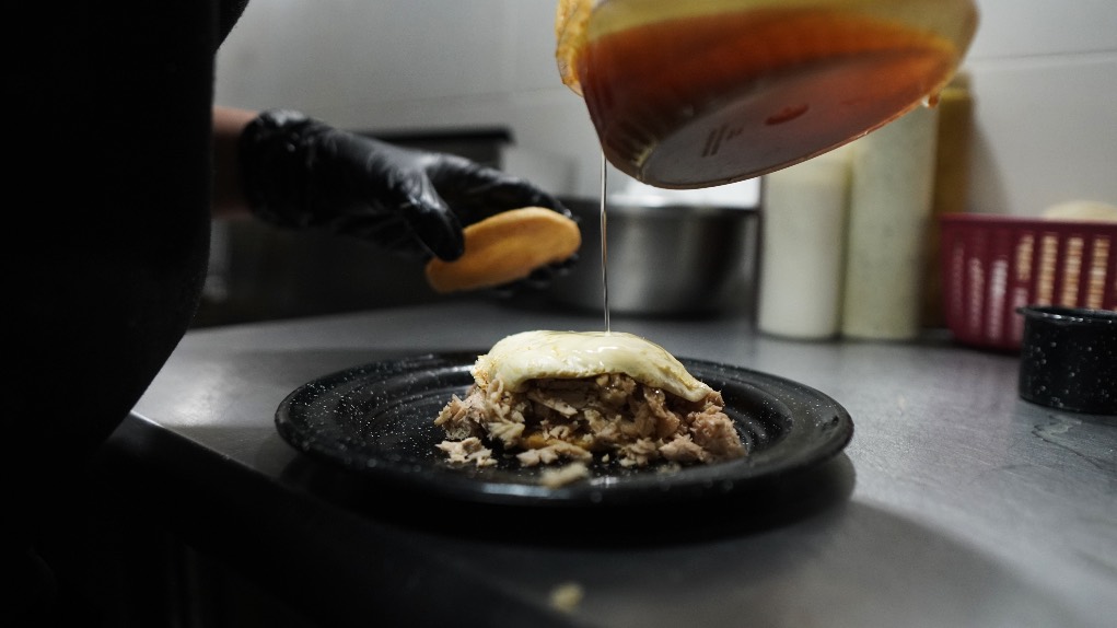Platillo en preparación. Restaurante venezolano Ocho Tres Cinco (Ciudad de México)