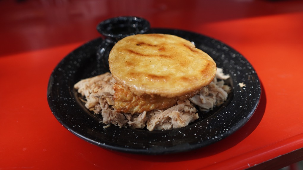 Platillo en el restaurante venezolano Ocho Tres Cinco (Ciudad de México)