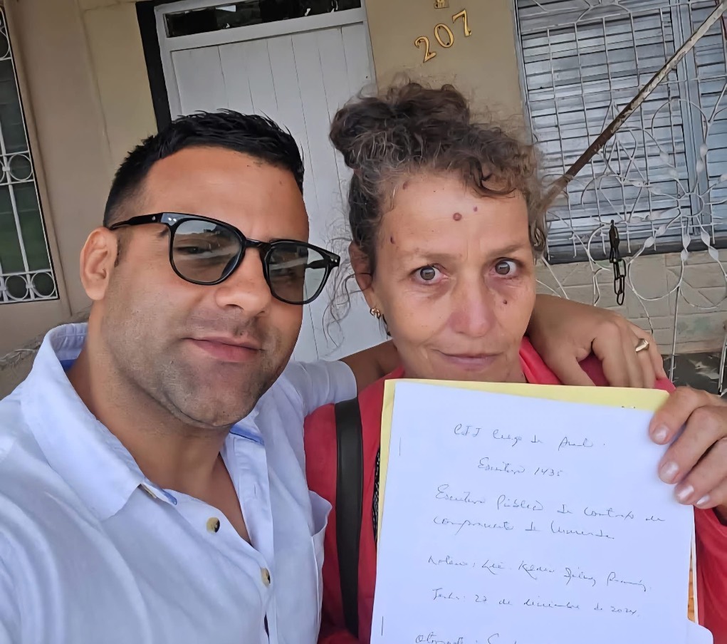 Guillermo Rodríguez Sánchez junto a una maestra beneficiada con una casa en Ciego de Ávila