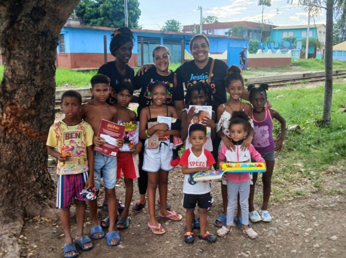 Mary Canela ayuda a niños y familias necesitados en la provincia de Guantanamo, extremo oriental de Cuba