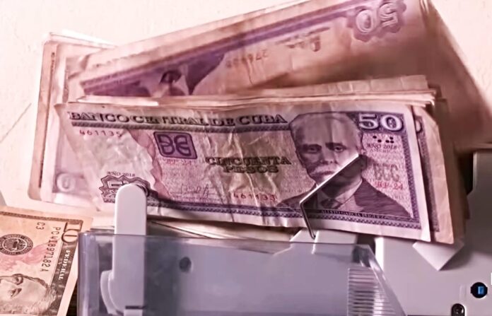 En medio de una gran inflación y tras desacreditar la principal tasa de referencia del mercado informal en la isla, el régimen cubano ha implementado su propia 