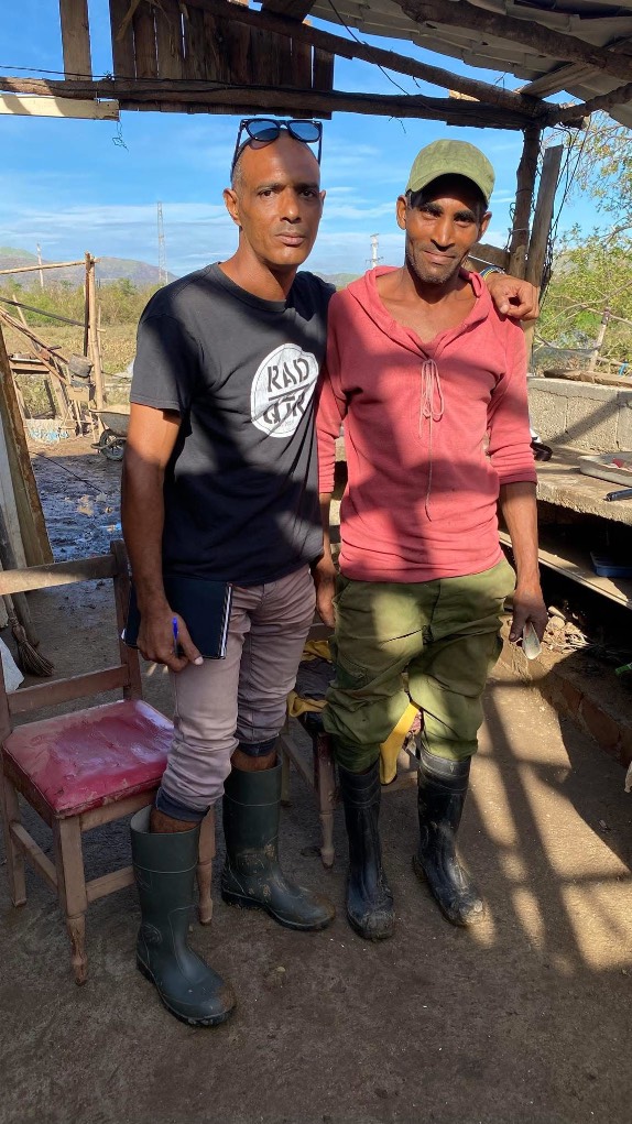 Yasser Sosa Tamayo junto a Minguito tras el paso del Huracán Melissa por el Oriente cubano