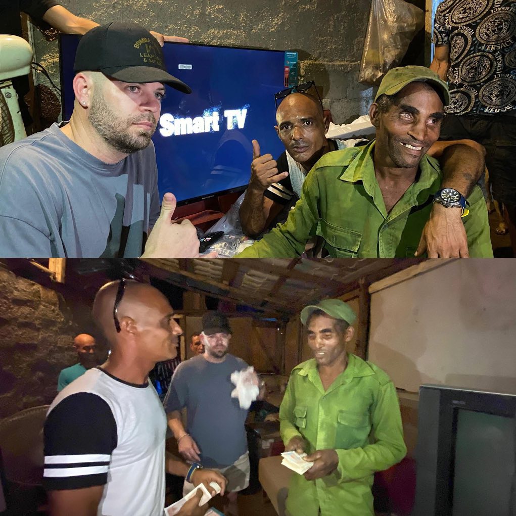 Yasser Sosa Tamayo entrega su nuevo televisor a Minguito, tras el paso del Huracán Melissa por el Oriente cubano
