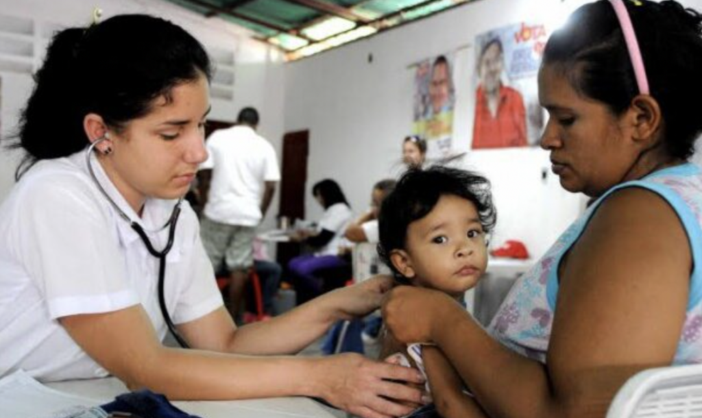 Médicos atienden a venezolanos / Foto: Embajada de Cuba