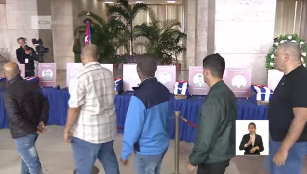Captura de pantalla de represores honrando a los militares caídos en Venezuela 