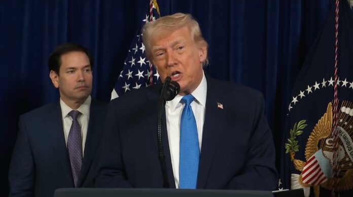 Donald Trump, presidente de EE.UU., en conferencia de prensa tras la incursión militar en Venezuela (detrás, Marco Rubio, secretario de Estado); 3 de enero de 2025