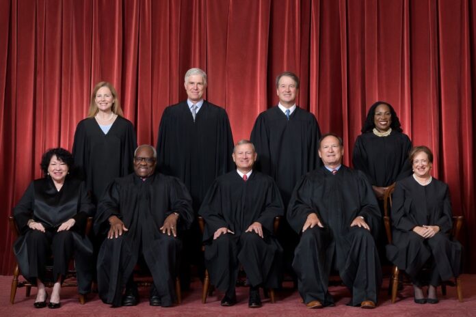 Magistrados de la Corte Suprema de Estados Unidos (en su composición del 30 de junio de 2022 a la actualidad): en primera fila de izquierda a derecha, Sonia Sotomayor, Clarence Thomas, John G. Roberts, Jr. (presidente), Samuel A. Alito, Jr. y Elena Kagan; en segunda fila: Amy Coney Barrett, Neil M. Gorsuch, Brett M. Kavanaugh y Ketanji Brown Jackson.