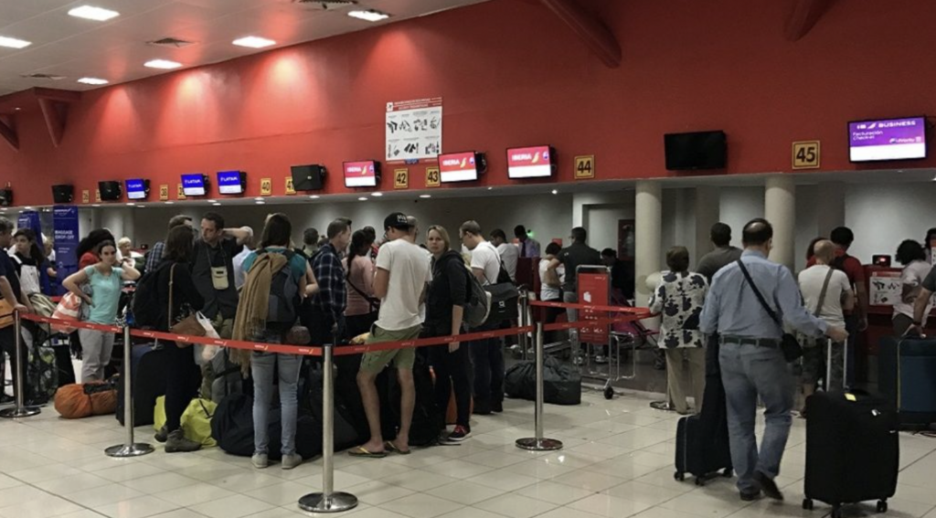 Cubanos a la espera de abordar un vuelo a Nicaragua, en la Terminal 3 del Aeropuerto Internacional José Martí