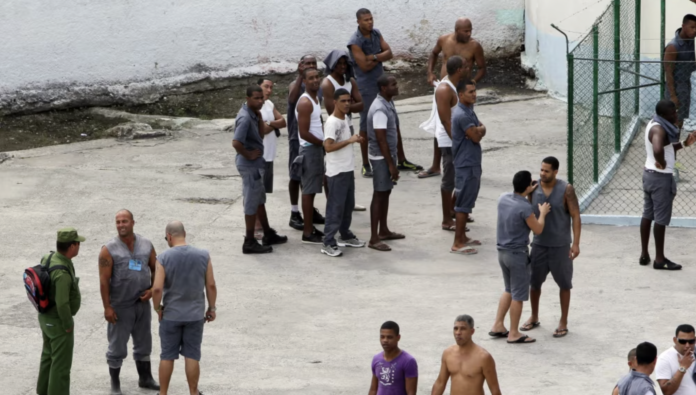 Reclusos en el patio de una cárcel en Cuba / Foto: EFE