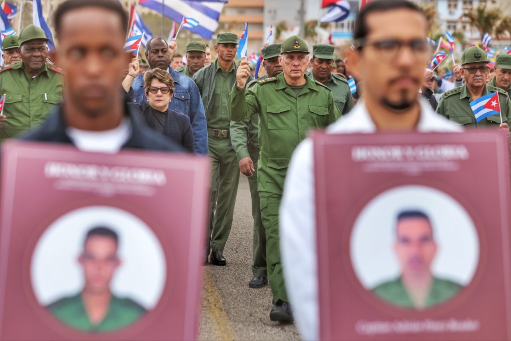 Presidente Miguel Díaz-Canel durante la marcha frente a la Embajada de Estados Unidos en La Habana, tras el retorno de los restos de 32 militares cubanos caídos en Caracas
