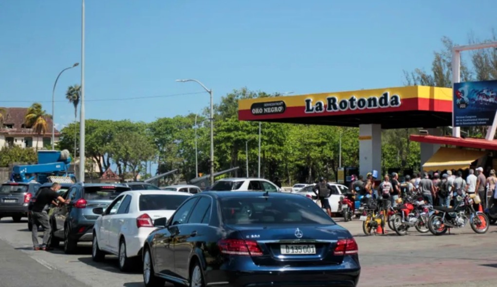 Filas de autos y personas en los servicentros de La Habana para comprar combustible