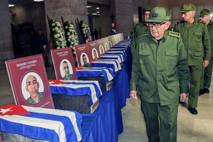 Raúl Castro seguido por el presidente Miguel Díaz-Canel durante las honras fúnebres a los 32 militares cubanos caídos en Caracas el 3 de enero de 2026