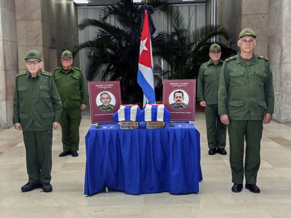 Raúl Castro y el presidente Miguel Díaz-Canel encabezan una guardia de honor durante las honras fúnebres a los 32 militares cubanos caídos en Caracas el 3 de enero de 2026