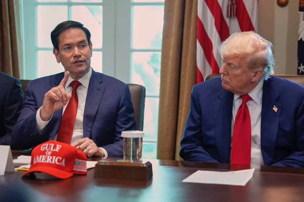 El secretario de Estado, Marco Rubio, junto al presidente Donald Trump durante una reunión del gabinete en la Casa Blanca (30 de abril, 2025)