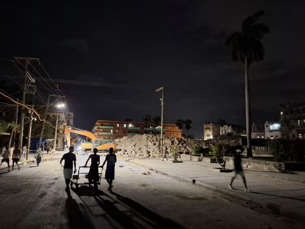 Demolición del ISDi, en La Habana / Foto de cortesía
